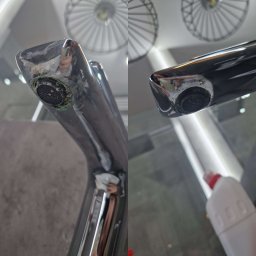 ART CLEAN Sp. z o.o. - Dwa chromowane krany umywalkowe, jeden z widocznym osadem i zielonymi nalotami na sitku, drugi czysty, w tle biały sufit z okrągłymi lampami i butelka środka czyszczącego.