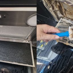 ART CLEAN Sp. z o.o. - Czyszczenie metalowego filtra okapu kuchennego z użyciem szczotki z niebieską rączką i piany czyszczącej; widoczne zabrudzenia i pozostałości tłuszczu.