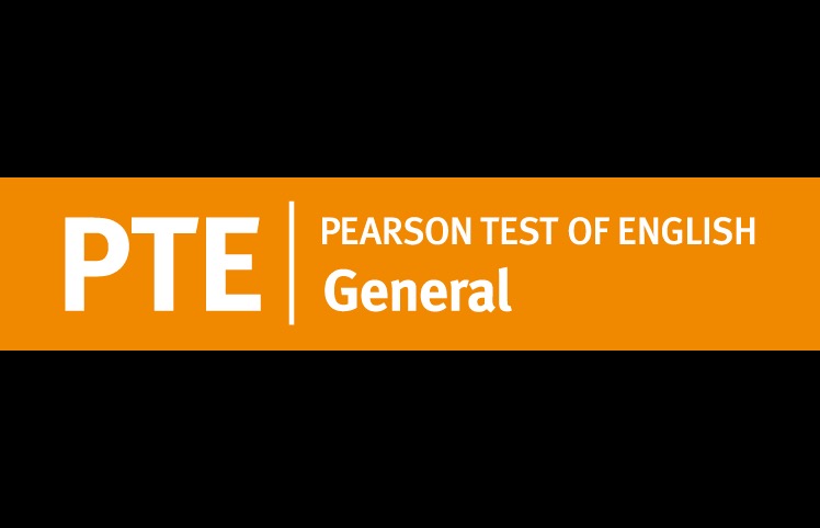 Grafika z logo PTE Pearson Test of English General na pomarańczowym pasku, umieszczonym na czarnym tle.
