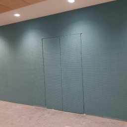 Wykończenie ściany materiałem wygłuszającym.