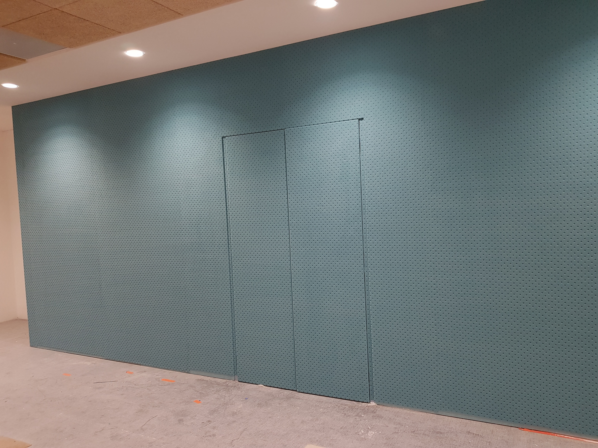 Wykończenie ściany materiałem wygłuszającym.