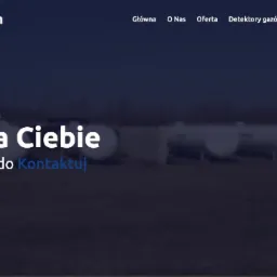 Strona internetowa firmy Modern-Tech z hasłem 'Gaz dla Ciebie' oraz zaproszeniem do kontaktu, widoczne zbiorniki na gaz w tle.