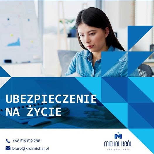 Kobieta w dżinsowej koszuli przegląda dokumenty na biurku, z widocznym logo firmy ubezpieczeniowej i hasłem reklamowym na niebieskim tle.
