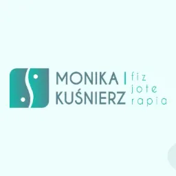 Logo w odcieniach turkusu z abstrakcyjnym symbolem i napisem 'MONIKA Kuśnierz fizjoterapia' na jasnym tle.