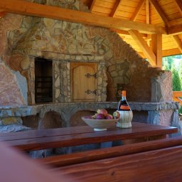 Domki nad Soliną-Bieszczadzka Osada wiata biesiadna wew.