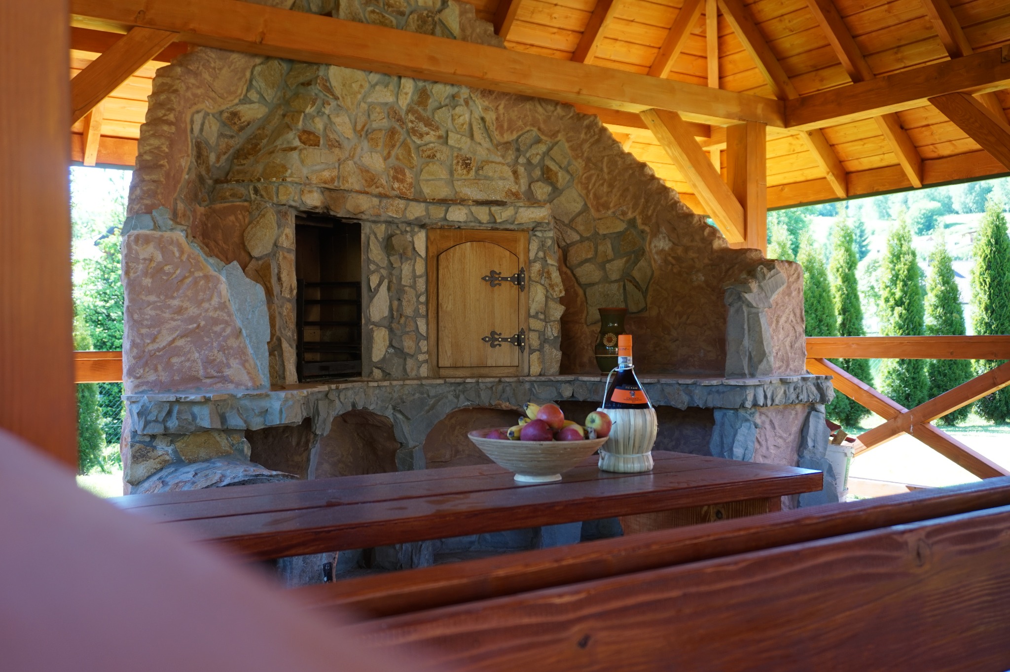 Domki nad Soliną-Bieszczadzka Osada wiata biesiadna wew.