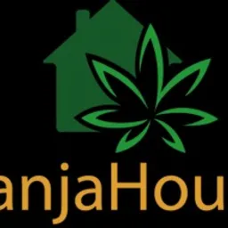 Logo firmy GanjaHouse z zielonym symbolem domu i liściem konopi na czarnym tle, stylizowane liternictwo w kolorze złotym.
