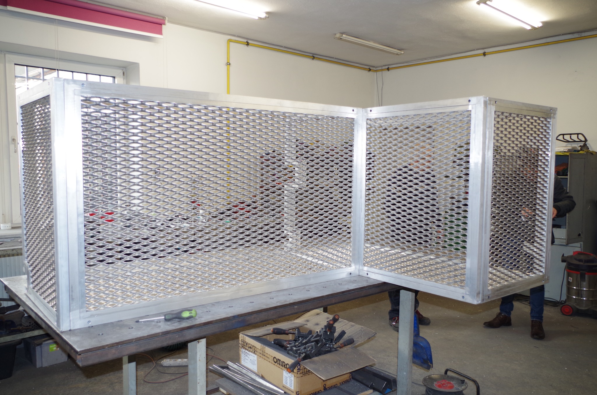 Osłona klimatyzatora wykonana z profili aluminiowych z siatką cięto-ciągnioną.