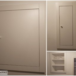 Zmeblowani Dariusz Mielnicki - Biała, wpuszczana w ścianę szafka z drewnianą ramą i okrągłym uchwytem, widoczna z różnych perspektyw, z otwartą przestrzenią z półkami i skrzynką elektryczną.