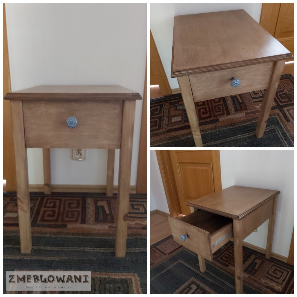 Drewniany stolik nocny z szufladą, uchwyt ceramiczny z niebieskim wzorem, prezentowany w trzech ujęciach na tle dywanu z geometrycznym wzorem i fragmentu ściany z gniazdkiem.