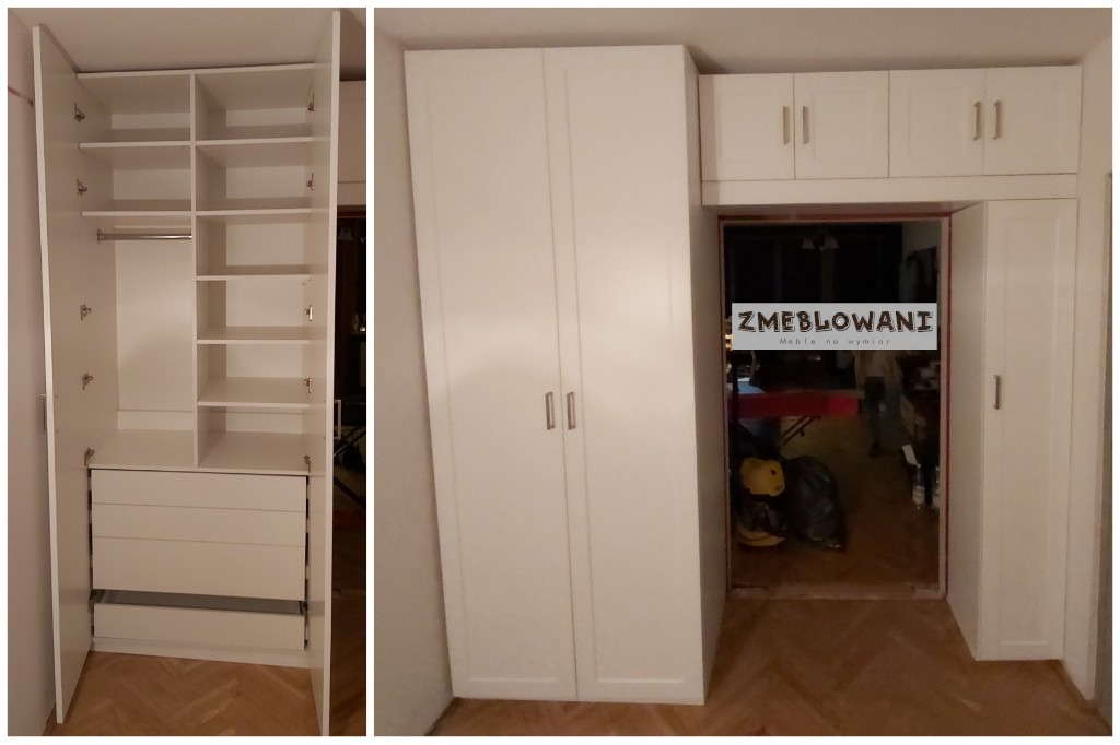 Biała szafa wnękowa z szufladami i półkami, widoczna z zewnątrz i wewnątrz, zrealizowana w Warszawie, część zabudowy przechodzi nad drzwiami.