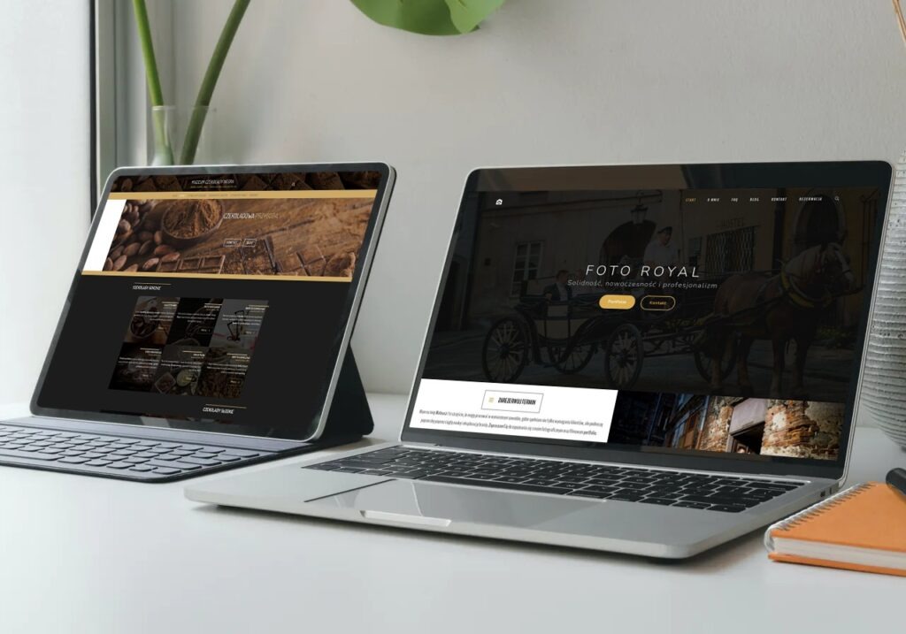 Dwa ekrany: tablet i laptop, prezentujące różne strony internetowe z ciemną kolorystyką i motywami kulinarnymi oraz fotograficznymi, na białym biurku obok notatnika.