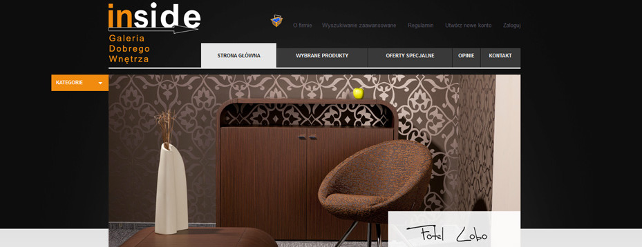 Zrzut ekranu strony internetowej 'inside' prezentującej galerię wnętrz, z widocznym fragmentem aranżacji: brązowa szafka, krzesło w stylu retro i wazon z suchymi gałązkami na tle wzorzystej tapety.