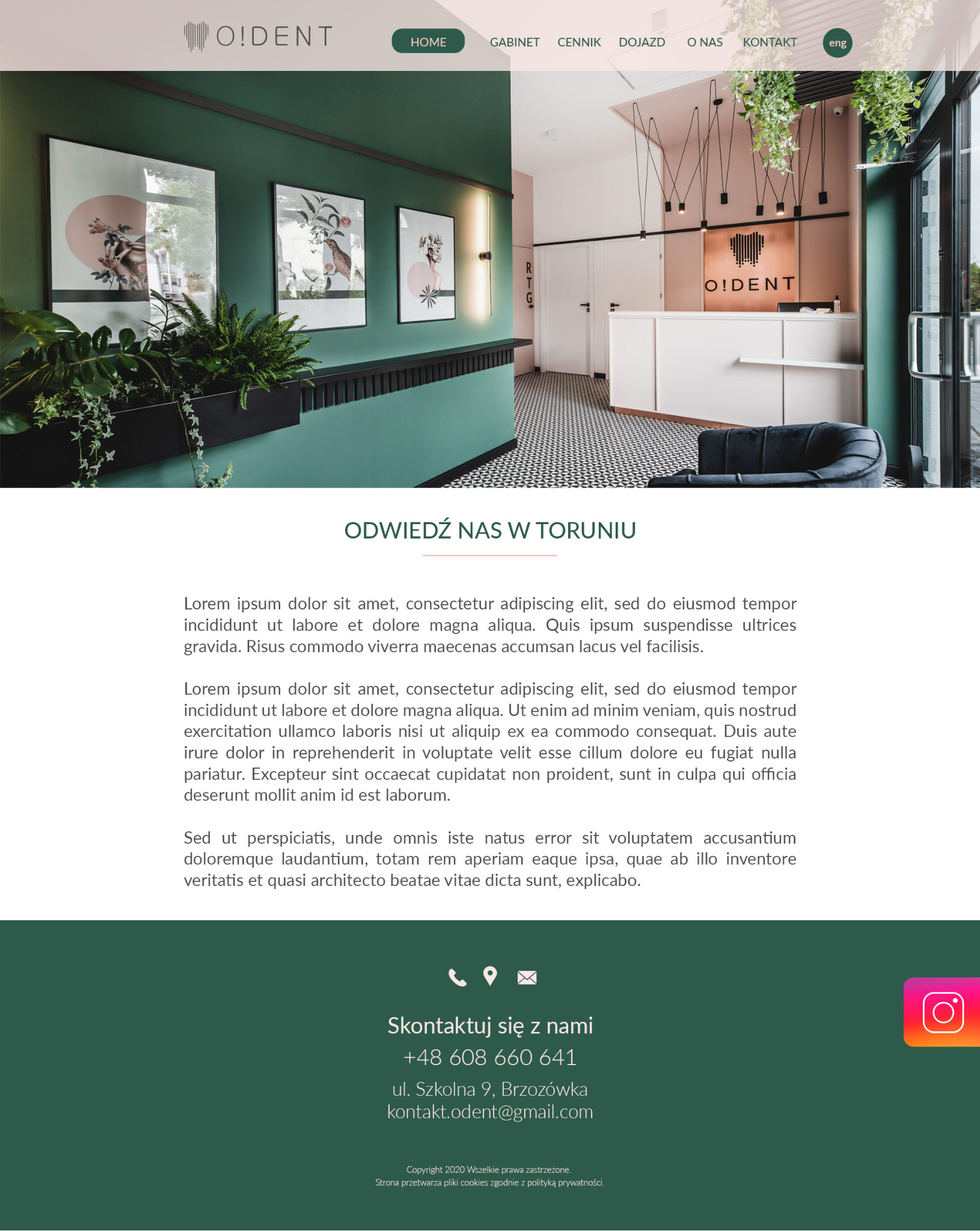 Recepcja gabinetu stomatologicznego z logo O!DENT, nowoczesne oświetlenie, zielona ściana z obrazami i roślinami w czarnej donicy, wzorzysta podłoga.