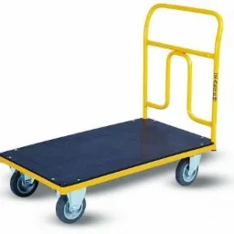 Żółty wózek platformowy z czarną powierzchnią ładunkową i czterema kołami, widoczny napis ZAKREM na uchwycie.