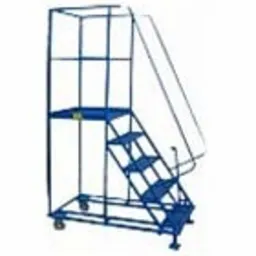 Niebieski, metalowy regał magazynowy na kółkach z czterema stopniami i barierkami zabezpieczającymi.