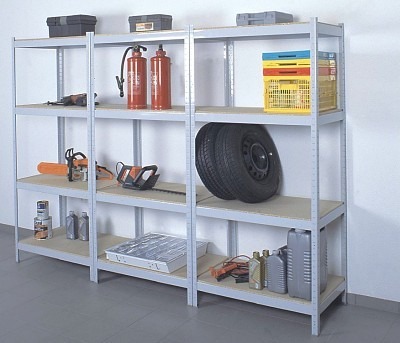 Metalowe regały magazynowe w Wierzycach, wypełnione narzędziami, olejami, gaśnicami, oponami i skrzynkami, ustawione w pomieszczeniu z białymi ścianami.