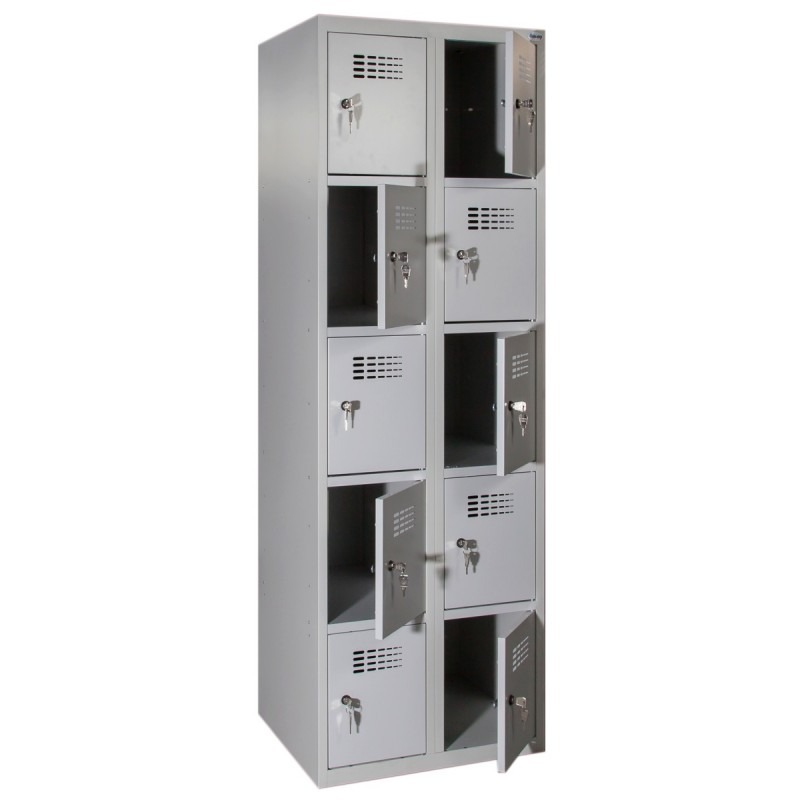 Metalowa szafa ubraniowa z dziesięcioma schowkami, niektóre drzwi otwarte z widocznymi kluczami w zamkach, szara kolorystyka.