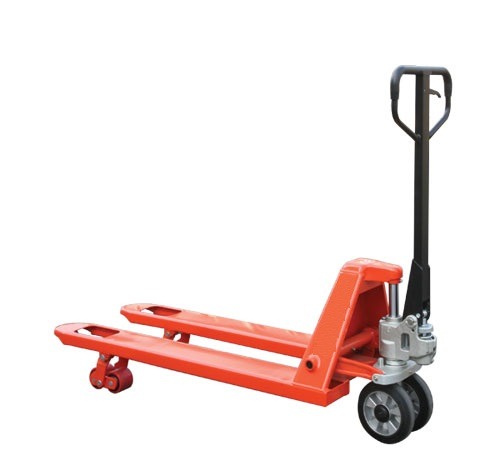Czerwony wózek paletowy elektryczny z czarną rączką, sfotografowany na białym tle.