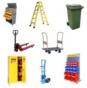 Zestaw różnorodnego wyposażenia magazynowego: wózek paletowy ręczny, drabina dwustronna, szafa na materiały niebezpieczne, wózek platformowy, wózek transportowy ręczny, kontener na śmieci, mobilny...