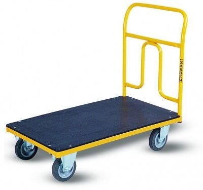 Żółty wózek platformowy z czarną powierzchnią ładunkową i czterema kołami, widoczny napis ZAKREM na uchwycie.