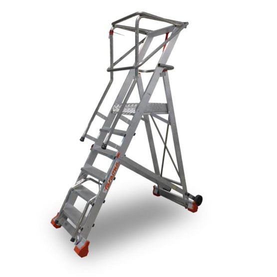 Aluminiowa drabina magazynowa z platformą roboczą i poręczą ochronną, widoczne cztery stopnie i logo producenta na boku, na białym tle.