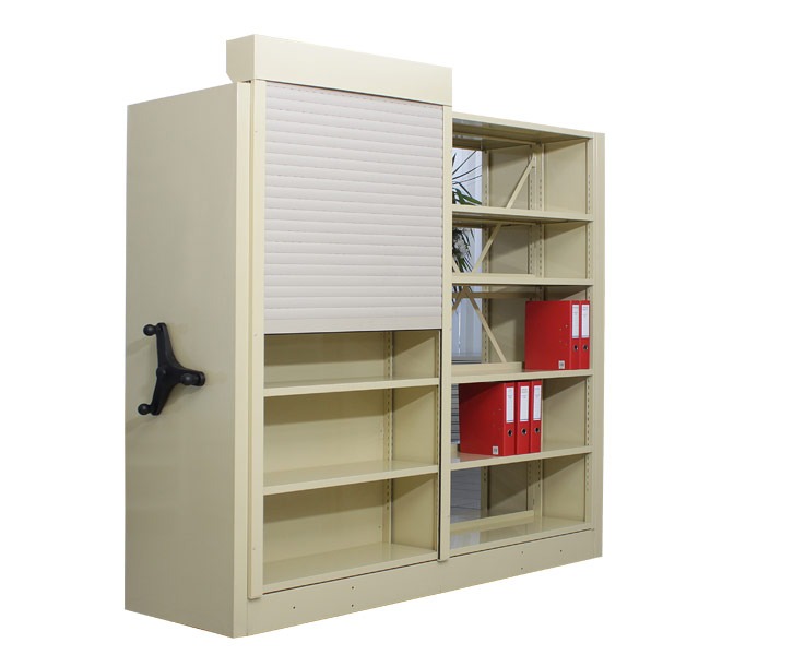 Metalowy regał magazynowy z roletą i półkami, na których znajdują się czerwone segregatory.