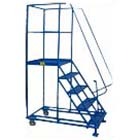 Niebieski, metalowy regał magazynowy na kółkach z czterema stopniami i barierkami zabezpieczającymi.