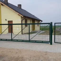 Brama z furtką , wypełnienie panelowe