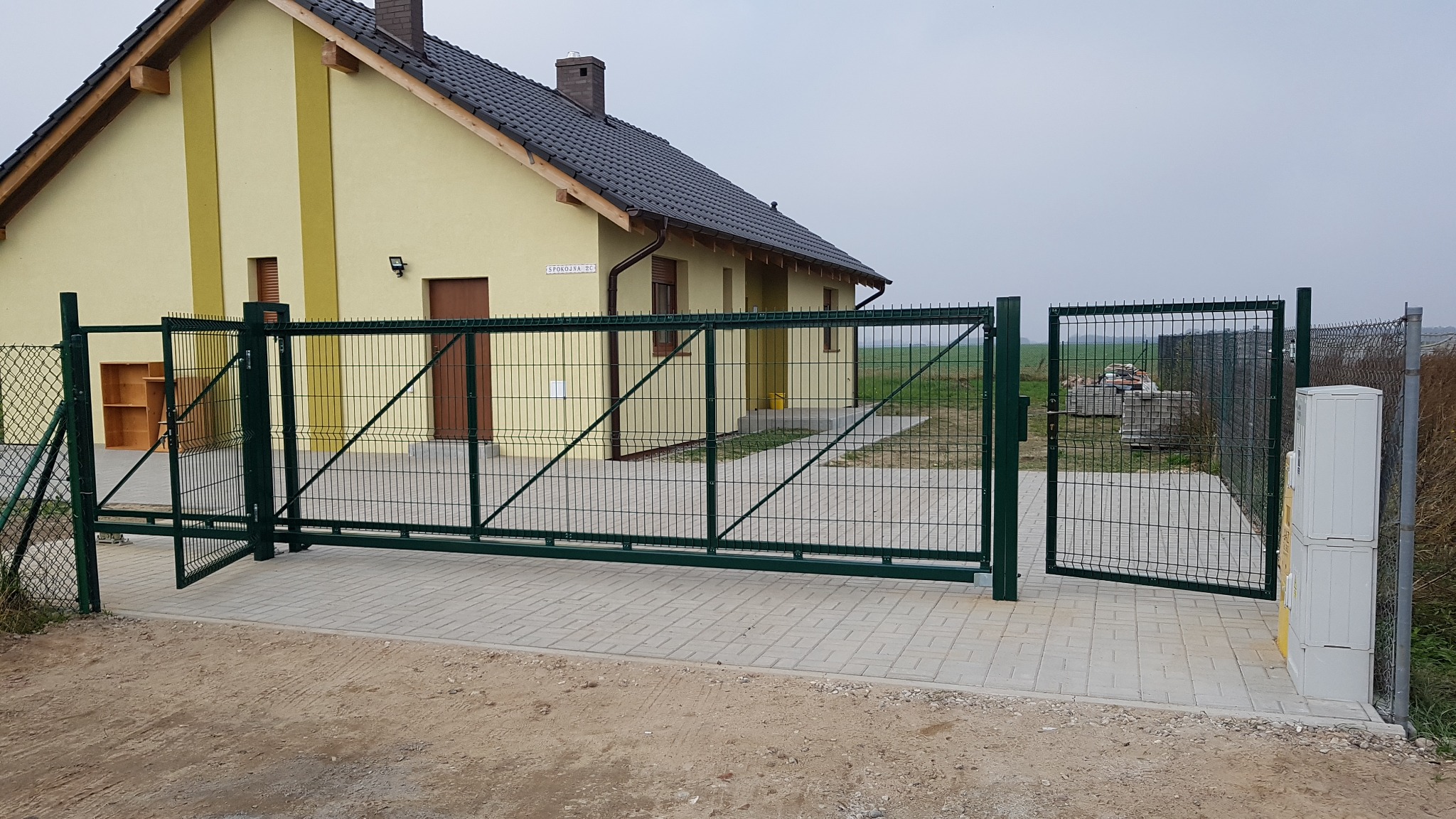 Brama z furtką , wypełnienie panelowe