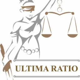 Grafika Temidy z wagą i mieczem, napis Ultima Ratio, szaro-brązowa kolorystyka.