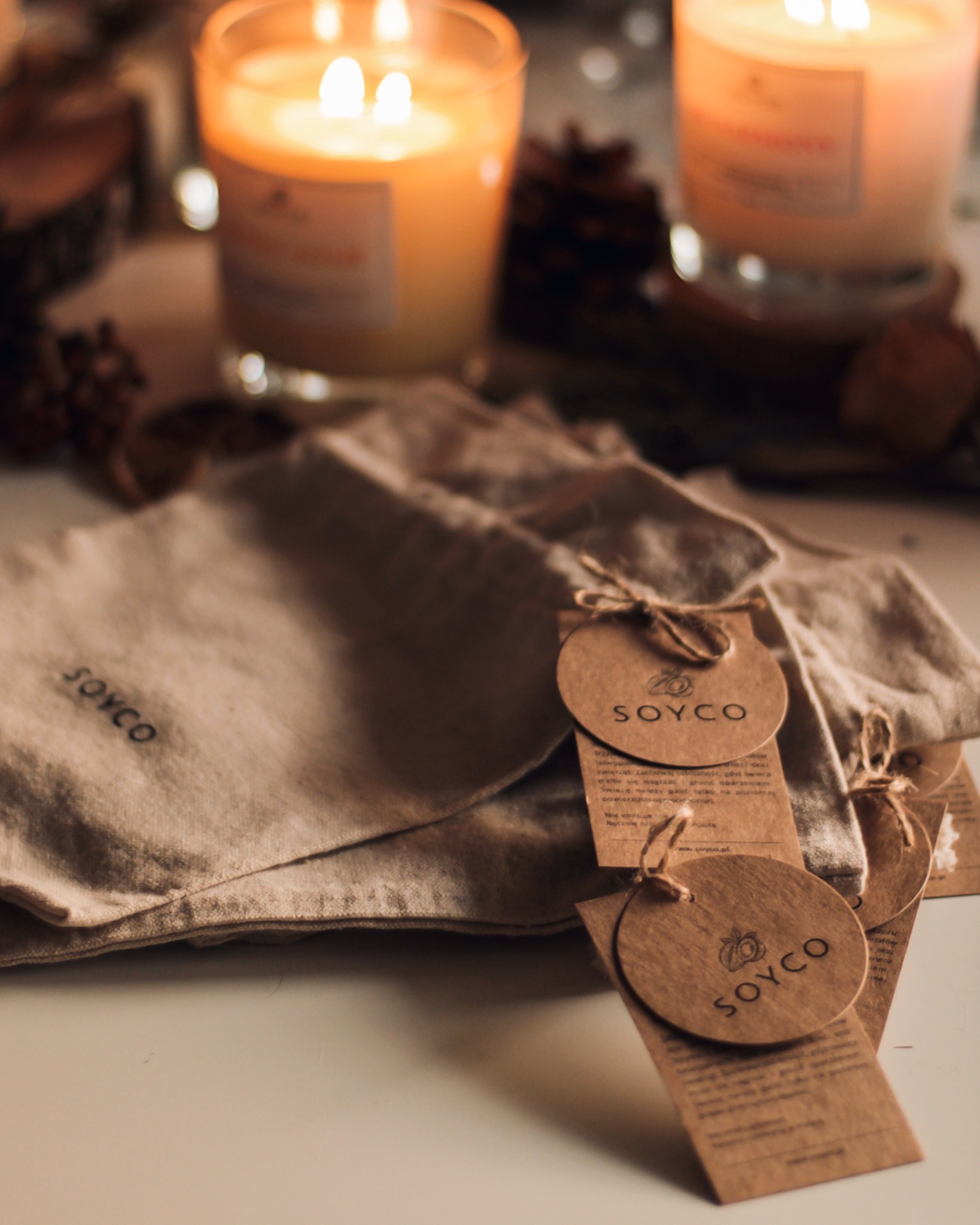 Lniane, logowane woreczki z przywiązanymi metkami.