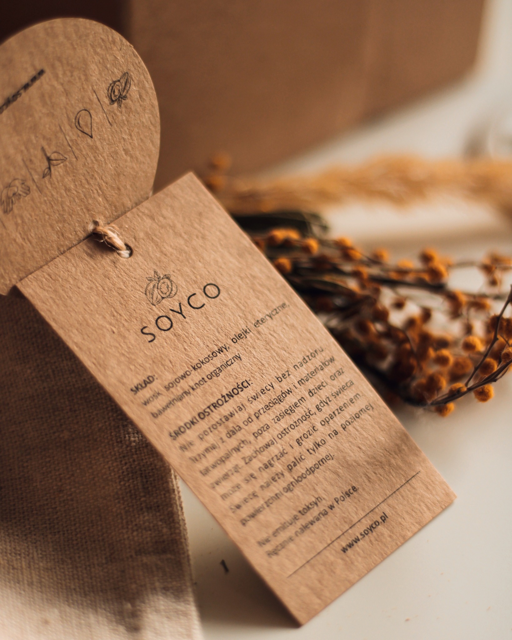 Metka informująca o składzie świecy oraz środkami ostrożności.