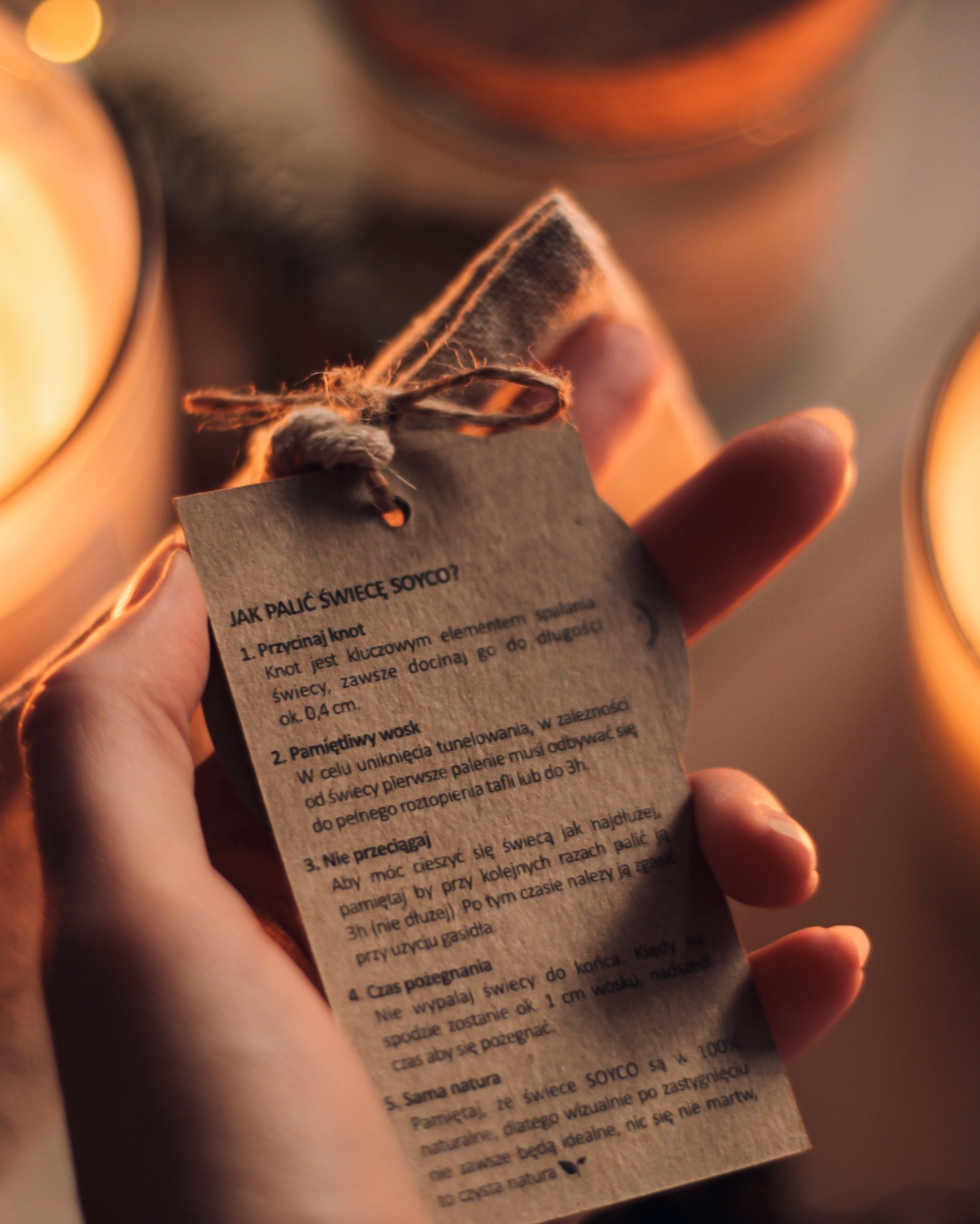 Z drugiej strony metki jest instrukcja palenia świecy.