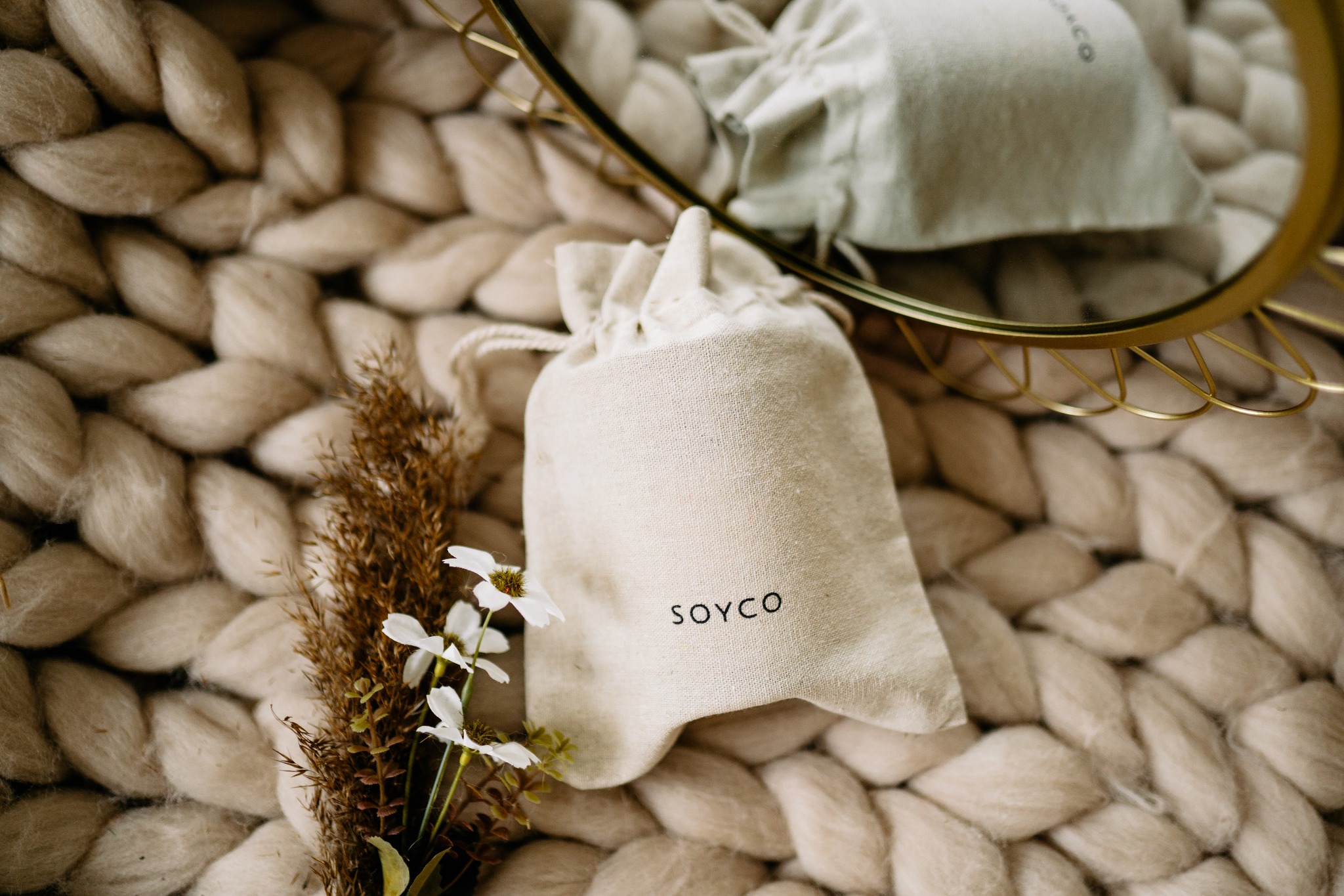 Lnian woreczek z logo.