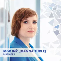 Portret kobiety z krótkimi rudymi włosami, w niebieskiej marynarce, z tekstem 'MGR INŻ. JOANNA TURLEJ MANAGER' poniżej, na tle geometrycznego wzoru.