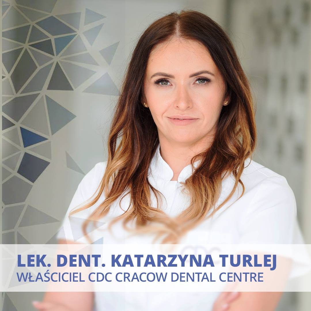 Portret kobiety w białym uniformie lekarskim na tle geometrycznego wzoru, z podpisem LEK. DENT. Katarzyna Turlej Właściciel CDC Cracow Dental Centre.