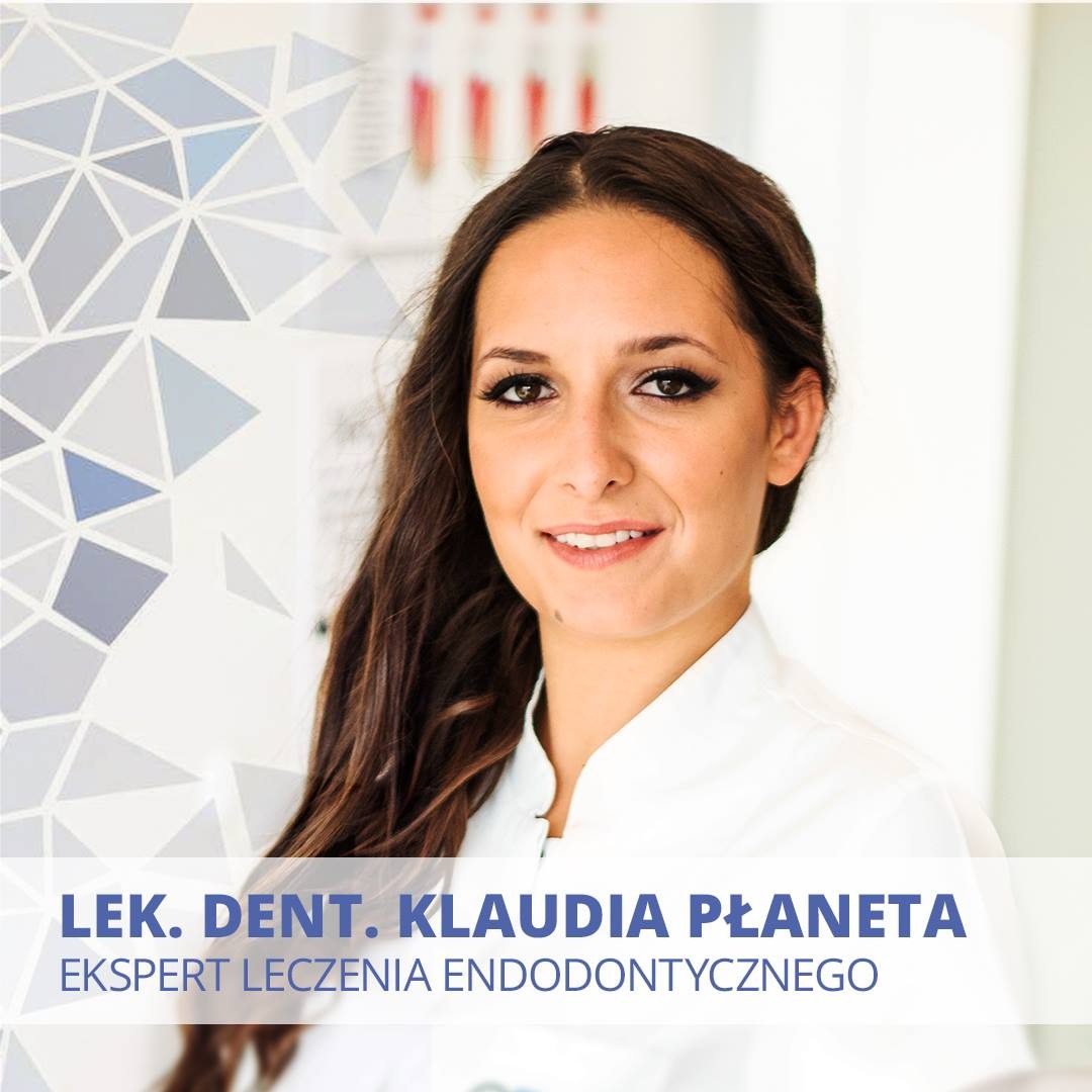Portret uśmiechniętej lekarki dentystki, Klaudii Płanety, specjalistki od leczenia endodontycznego, na tle ściany z geometrycznym wzorem w odcieniach szarości i bieli.