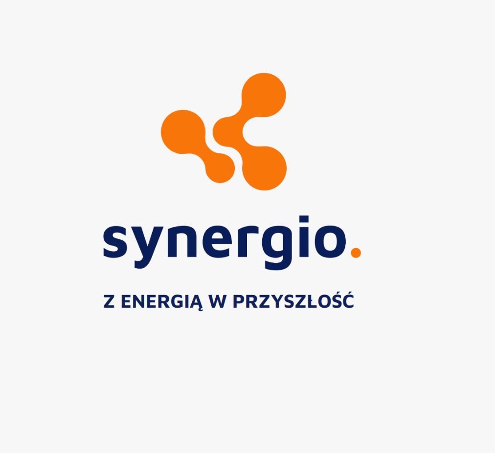 Logo firmy Synergio z hasłem Z energią w przyszłość. Pomarańczowe połączone kropki symbolizują energię.