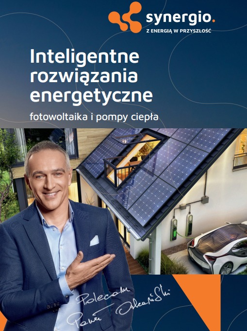 Grafika reklamowa firmy Synergio prezentująca inteligentne rozwiązania energetyczne z panelami fotowoltaicznymi na dachu domu, stacją ładowania i samochodem elektrycznym, rekomendowana przez...