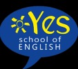 Niebieska ikona dymku z żółtym napisem 'YES school of ENGLISH' i symbolem słońca zamiast litery 'O'.