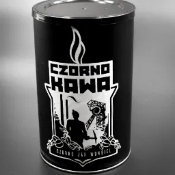 Puszka czarnej kawy z grafiką górniczą i napisem 'Czorno jak wongiel' na szarym tle.