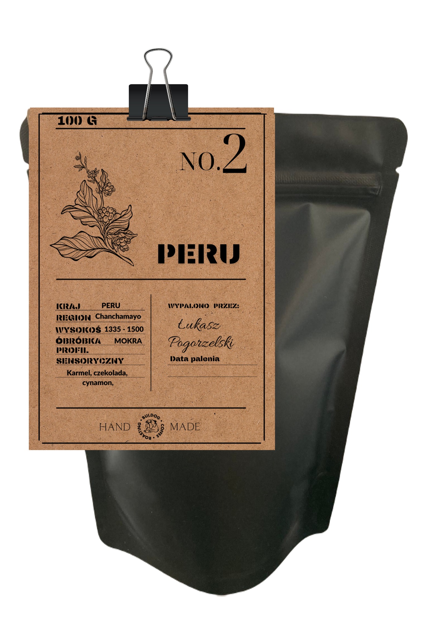 Czarna, matowa torebka z kawą z Peru, z etykietą przymocowaną spinaczem, informującą o kraju pochodzenia, regionie Chanchamayo, wysokości upraw 1335-1500 m n.p.m., obróbce mokrej oraz profilu...