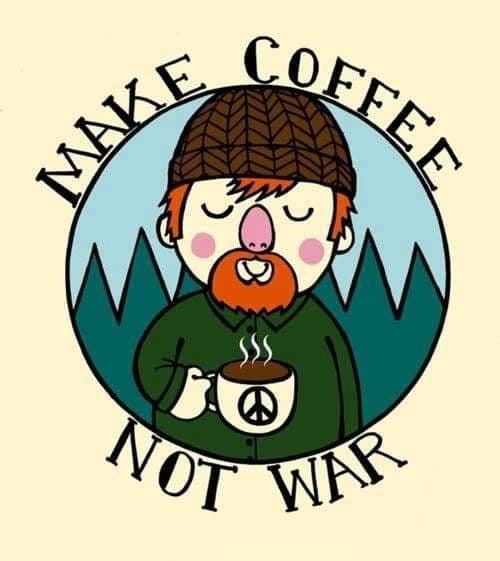 Rysunkowa postać z rudą brodą i brązową czapką trzymająca filiżankę kawy z symbolem pokoju, otoczona napisem 'Make Coffee Not War' na tle stylizowanych gór.