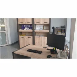 Wnętrze biura z biurkiem, komputerem, telefonem i regałem z dokumentami oraz certyfikatem biura partnerskiego OSBR.