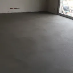 Powierzchnia idealnie równa zatarta zacieraczką ektryczną