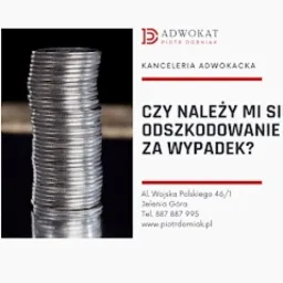 Stos srebrnych monet na ciemnym tle, obok reklama kancelarii z pytaniem o odszkodowanie powypadkowe, adres i numer telefonu.