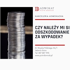 Stos srebrnych monet na ciemnym tle, obok reklama kancelarii z pytaniem o odszkodowanie powypadkowe, adres i numer telefonu.