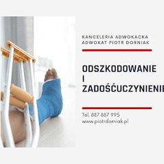Noga w gipsie wsparta na kulach, widoczna oferta kancelarii adwokackiej dotycząca odszkodowań i zadośćuczynień.