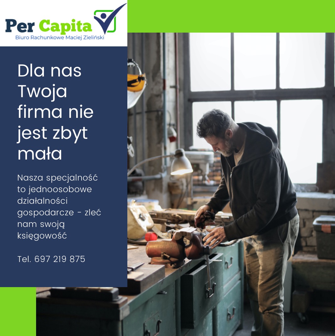 Mężczyzna w warsztacie, ubrany w bluzę z kapturem, pracuje przy starym, zielonym stole warsztatowym z imadłem; w tle okno i narzędzia, a po lewej stronie logo firmy oferującej usługi dla firm...